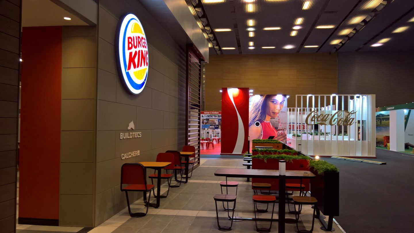 Zona de mesas junto a la barra de servicio — Burger King · CCIB
