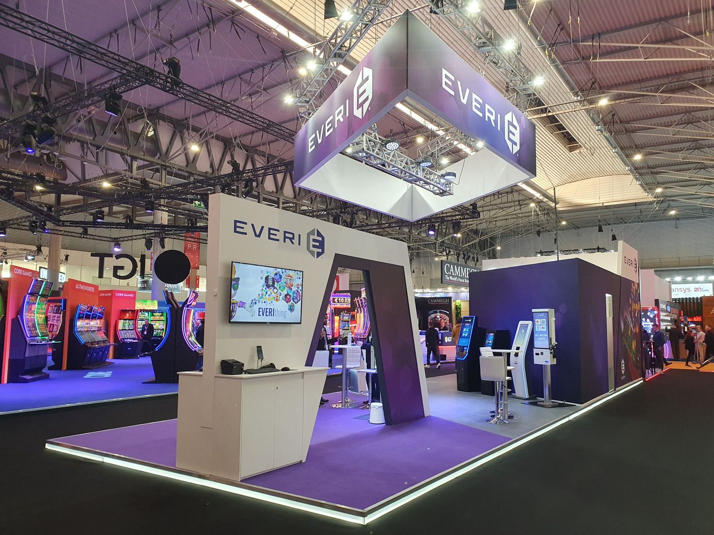 Side view of the Everi stand with angular frame, white counter and demonstration terminals