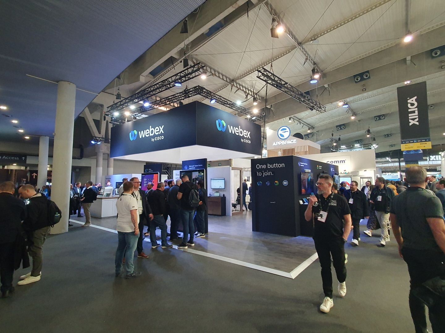 Open entrances and circulation around the stand — Cisco Webex · ISE