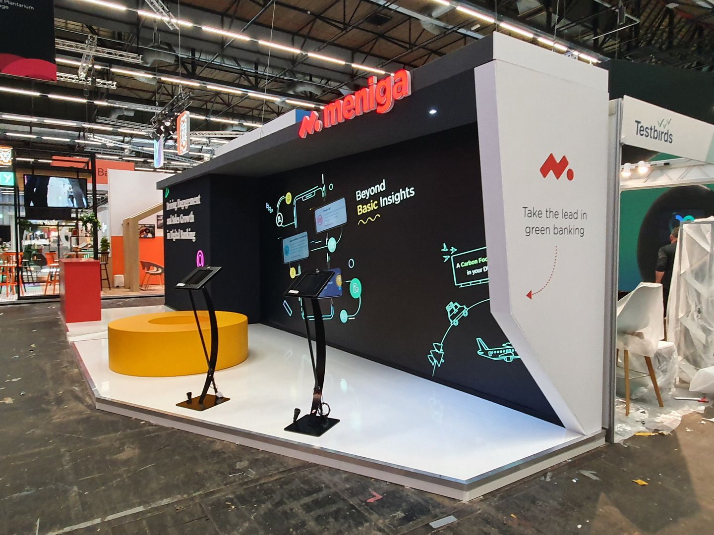 Stand de Meniga en IBC Amsterdam 2022 con identidad roja, gráfica digital y zona interactiva