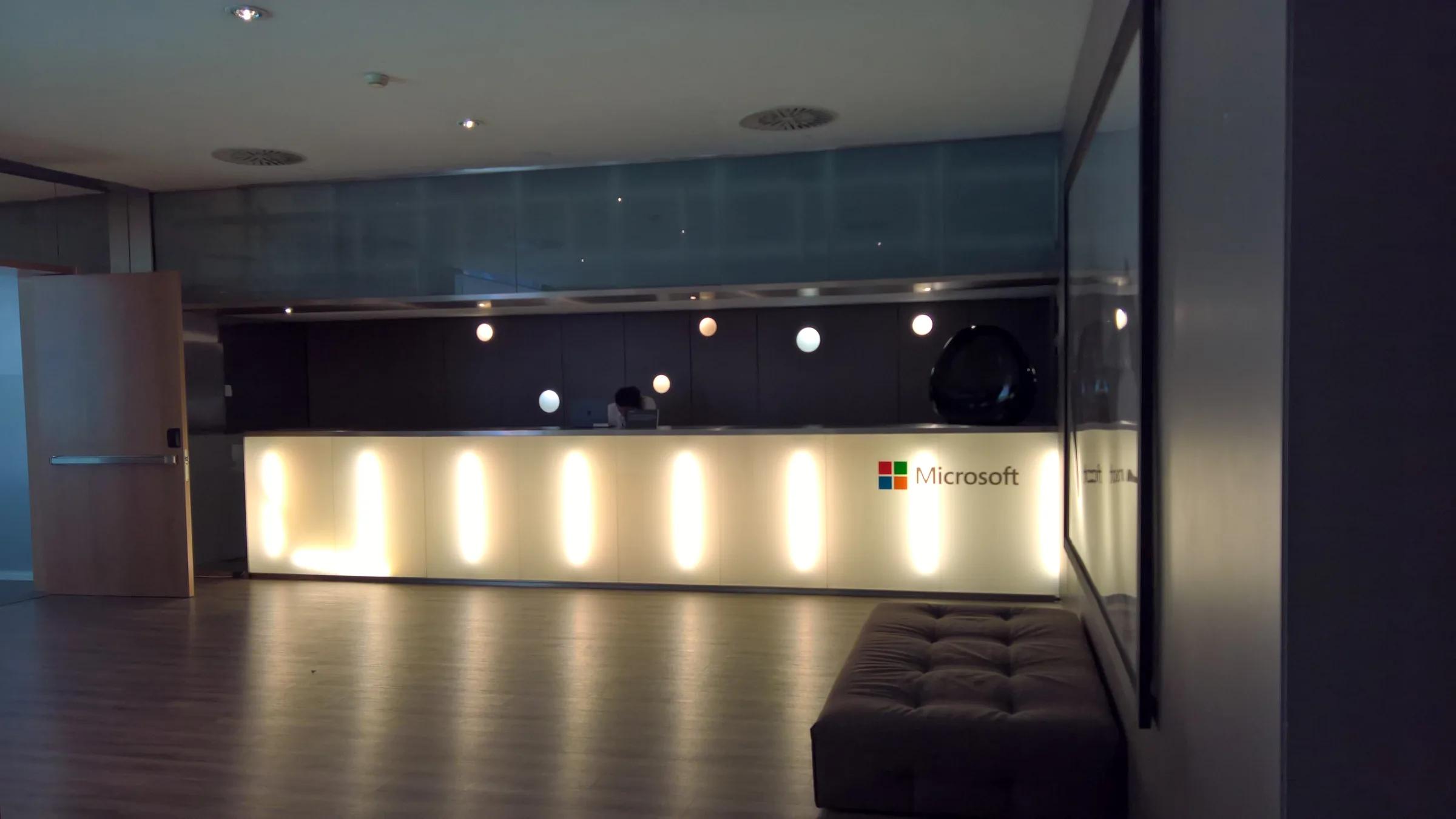 Mostrador de recepción iluminado con marca Microsoft · ITXPO 2018
