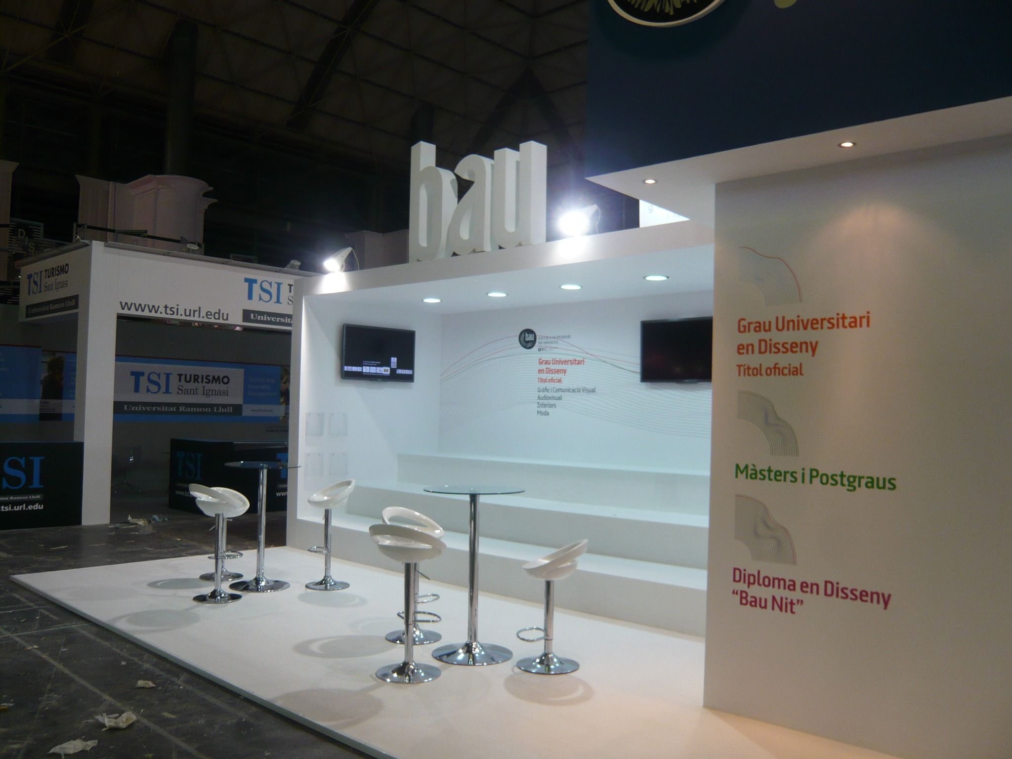 Mostrador blanco y rótulo volumétrico de BAU. BAU, Saló de l’Ensenyament 2013, Barcelona.