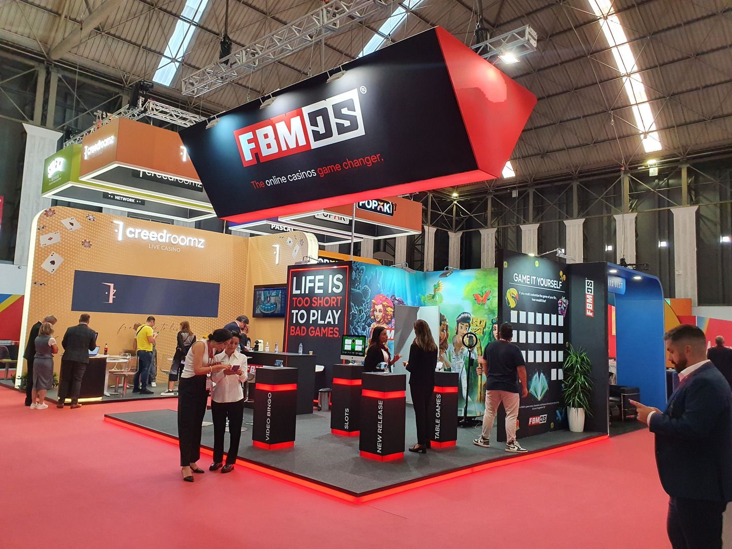 Stand de FBMDS en SBC Summit Barcelona 2023, con puestos de demostración abiertos al pasillo