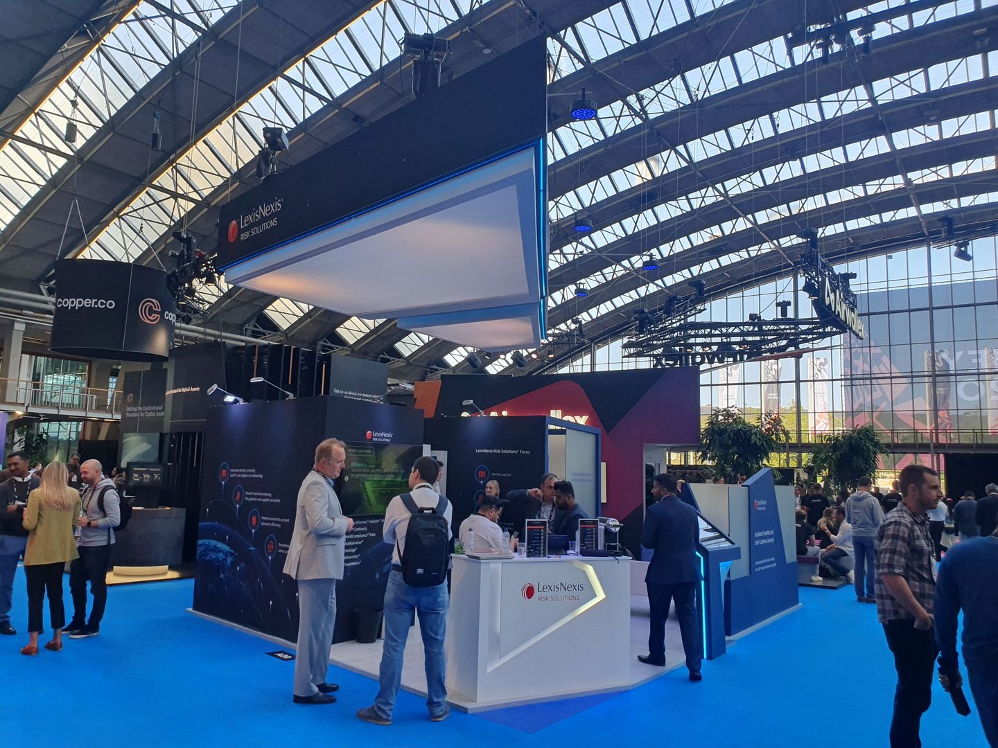 Stand de LexisNexis Risk Solutions en Money20/20 Europe 2023 en Amsterdam con estructura aérea iluminada
