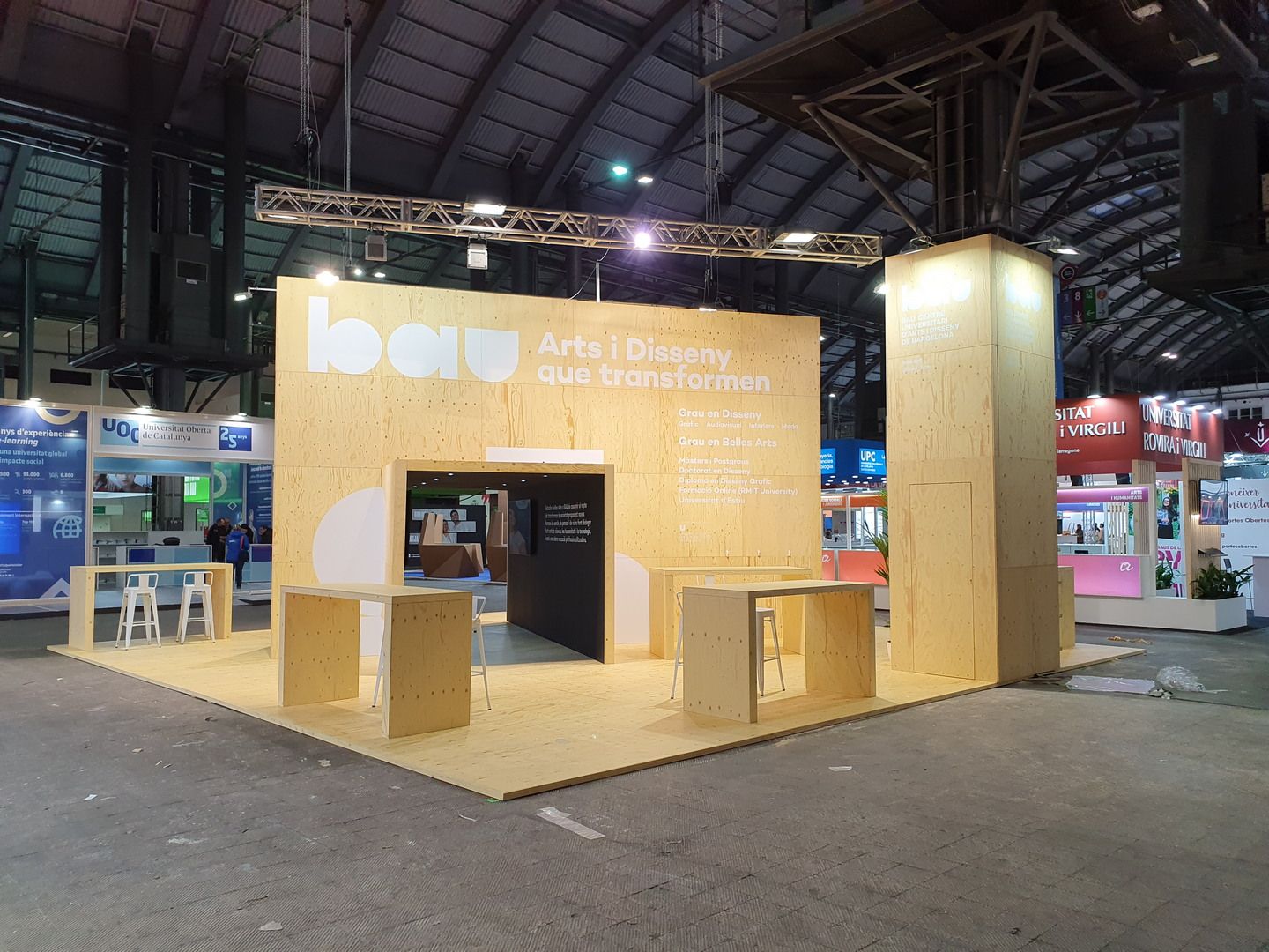 Frente del stand con mostradores y acceso. BAU, Saló de l’Ensenyament 2022, Barcelona.