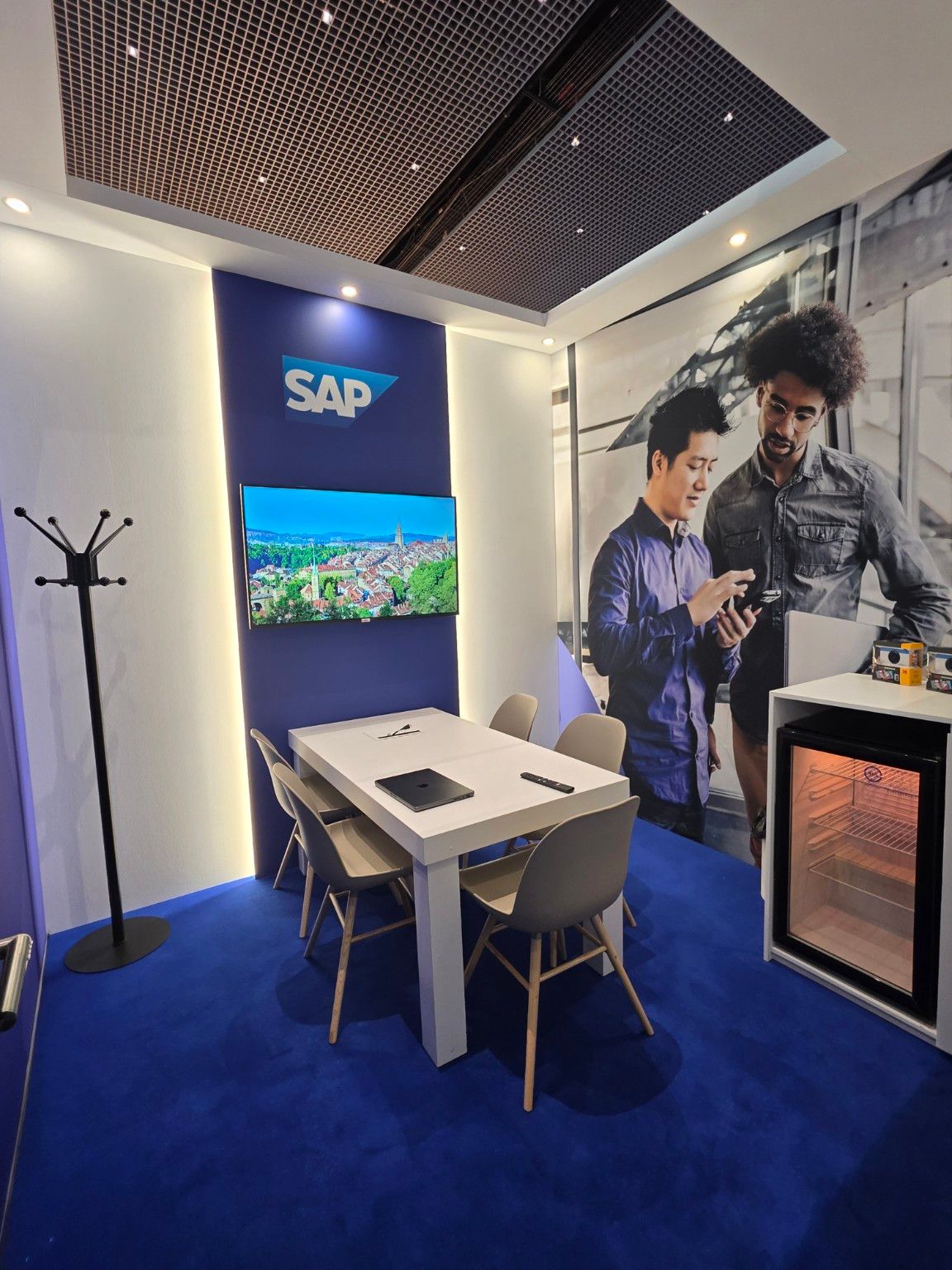 SAP meeting room with a table, screen and integrated vertical lighting