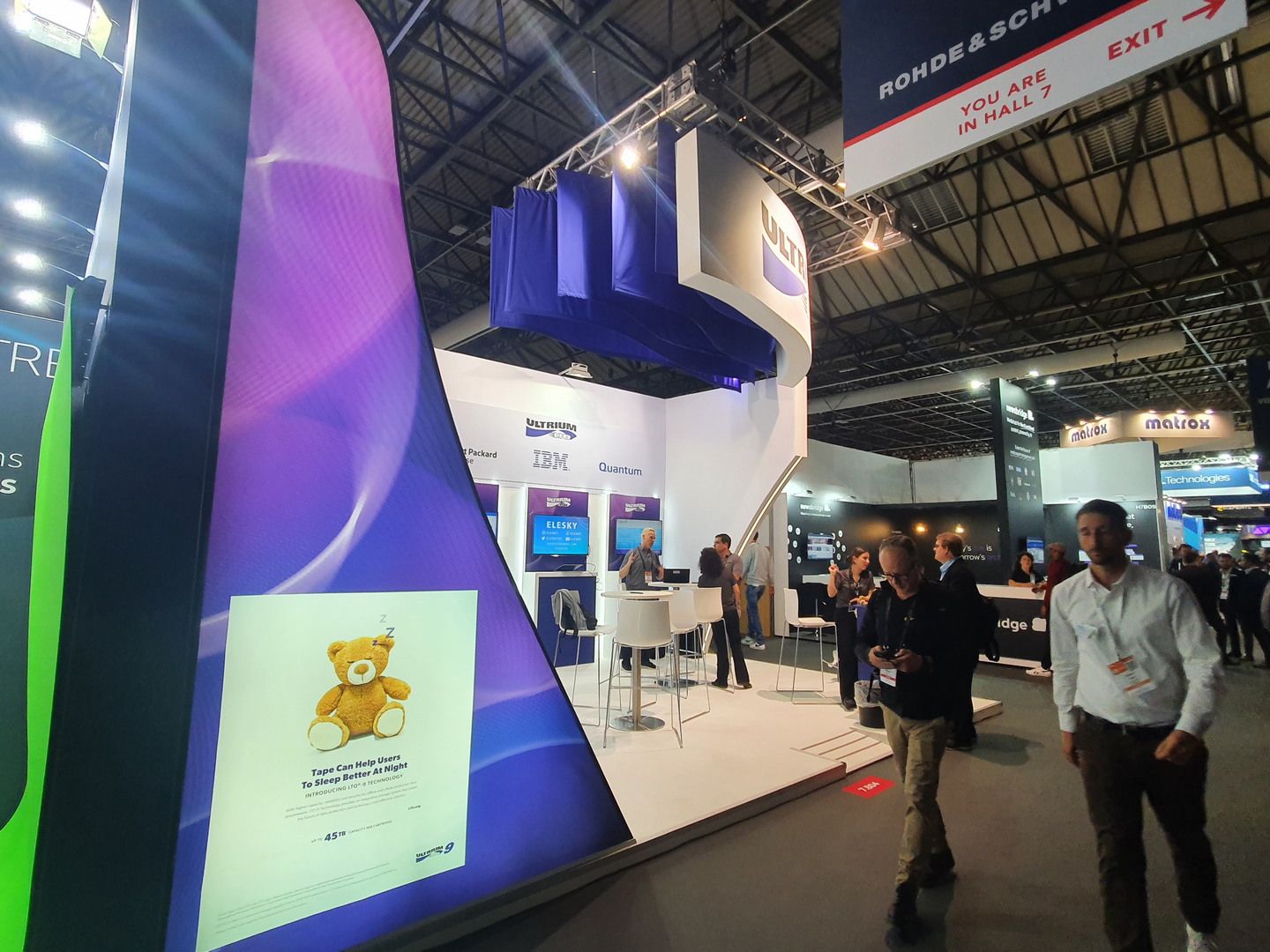Perspectiva del stand LTO para IBC Amsterdam con áreas de demostración y reunión