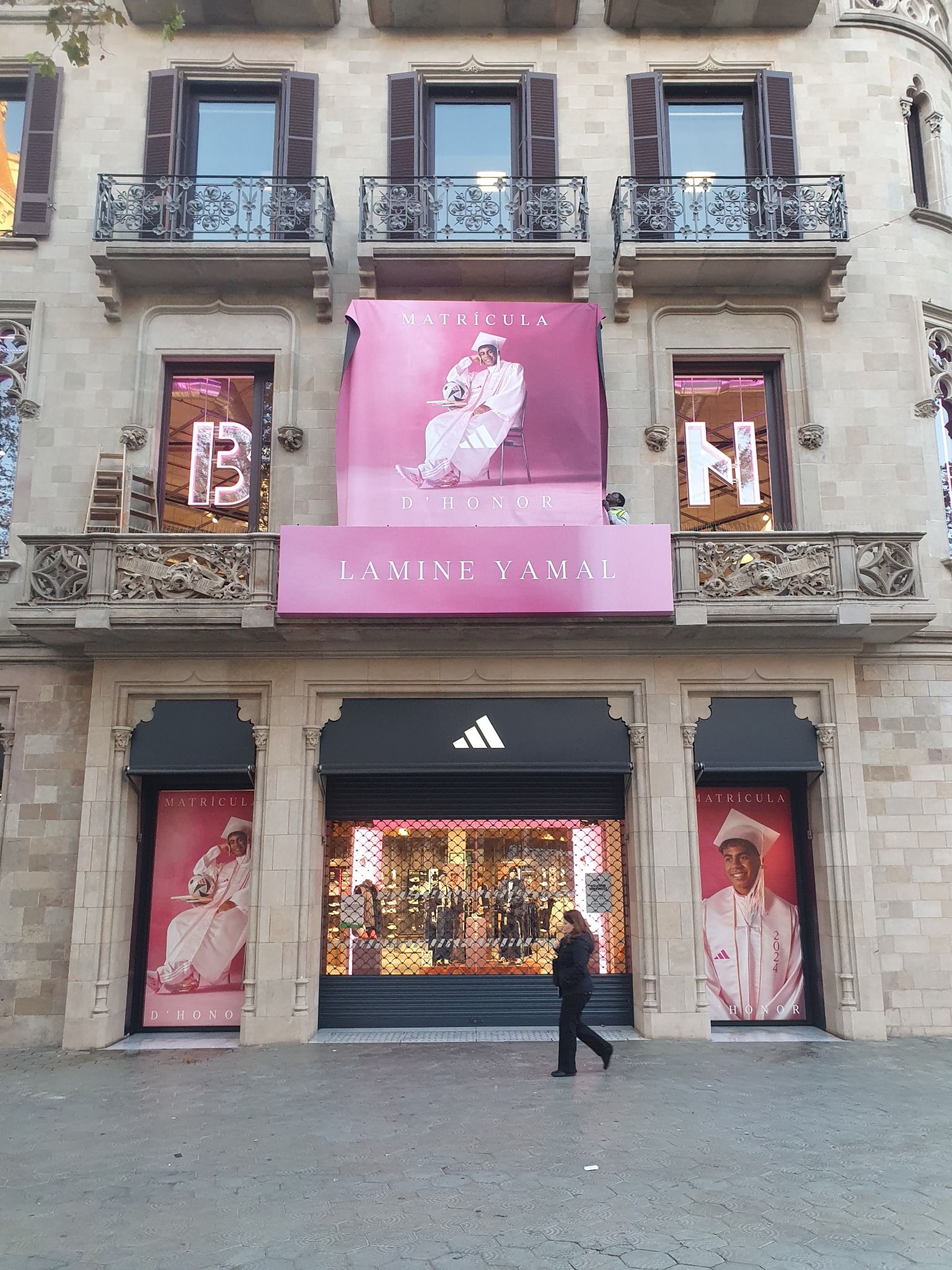 Fachada de la tienda Adidas en Barcelona durante la activación de Lamine Yamal 2024
