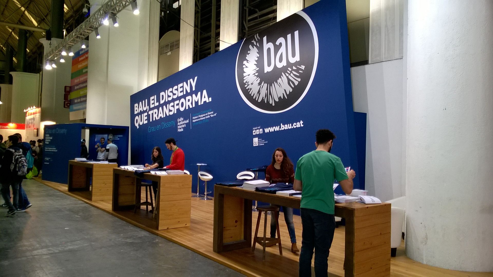 Visitor conversations in front of the branded wall. BAU, Saló de l’Ensenyament 2016, Barcelona.
