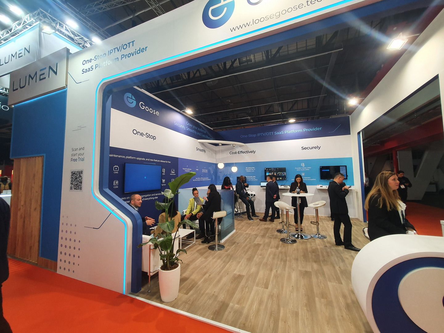 Área abierta del stand de Goose en RAI Amsterdam diseñada para demostraciones y reuniones