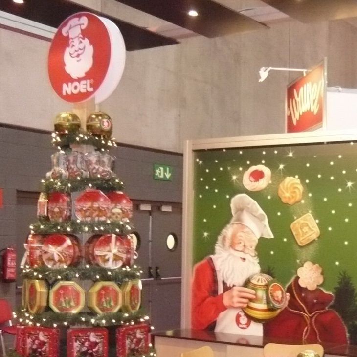Themed product presentation beneath the Noel sign — Noel