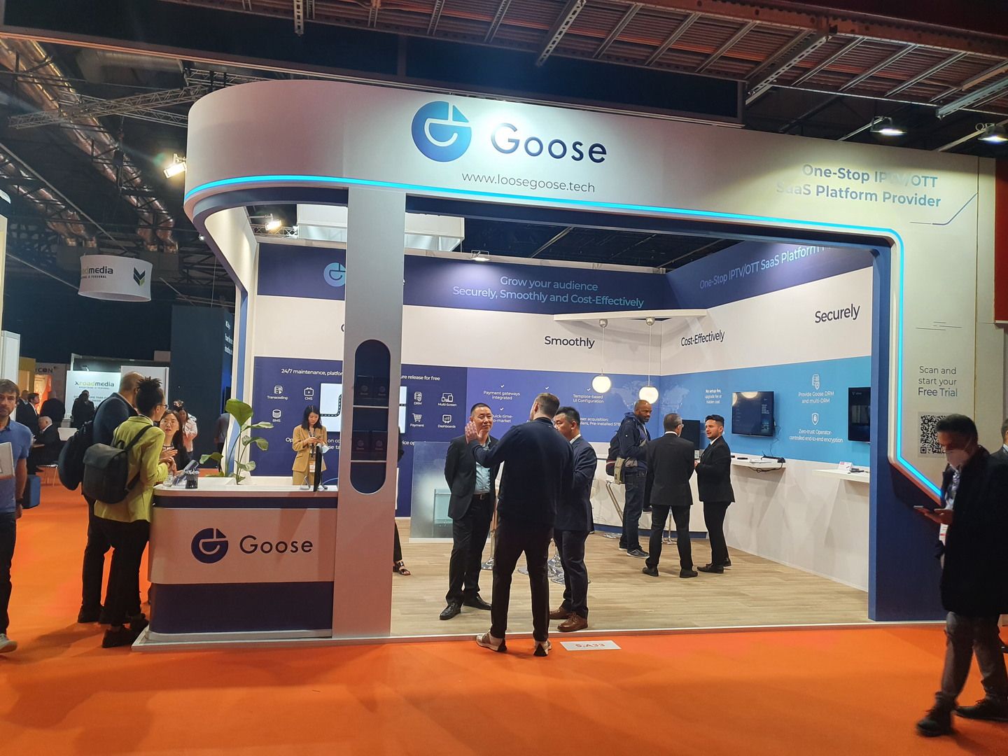 Stand de Goose en IBC Amsterdam 2022 con iluminación LED azul y área de demostración audiovisual