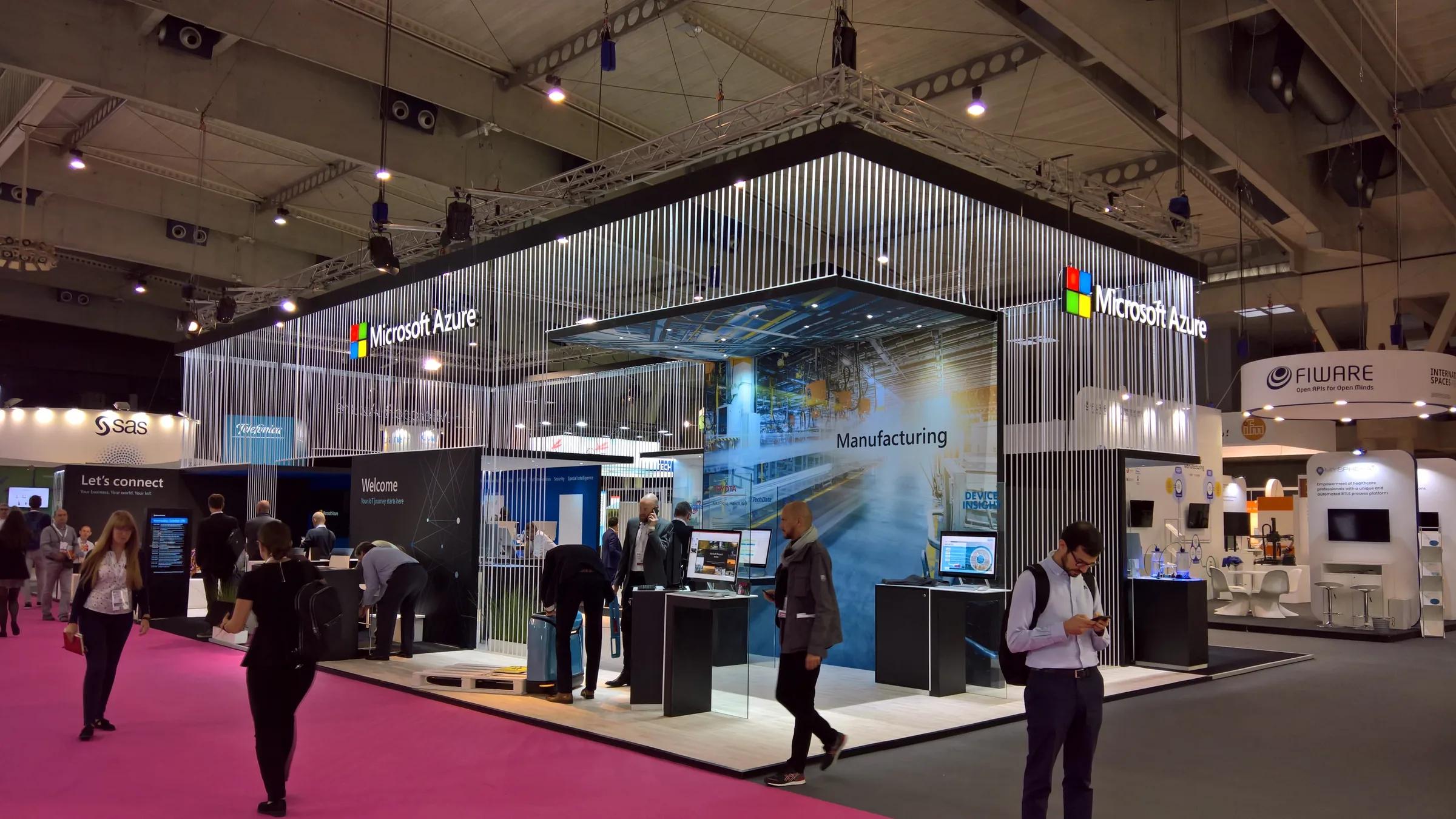 Vista de esquina del stand con zonas de demostración · IoT 2018