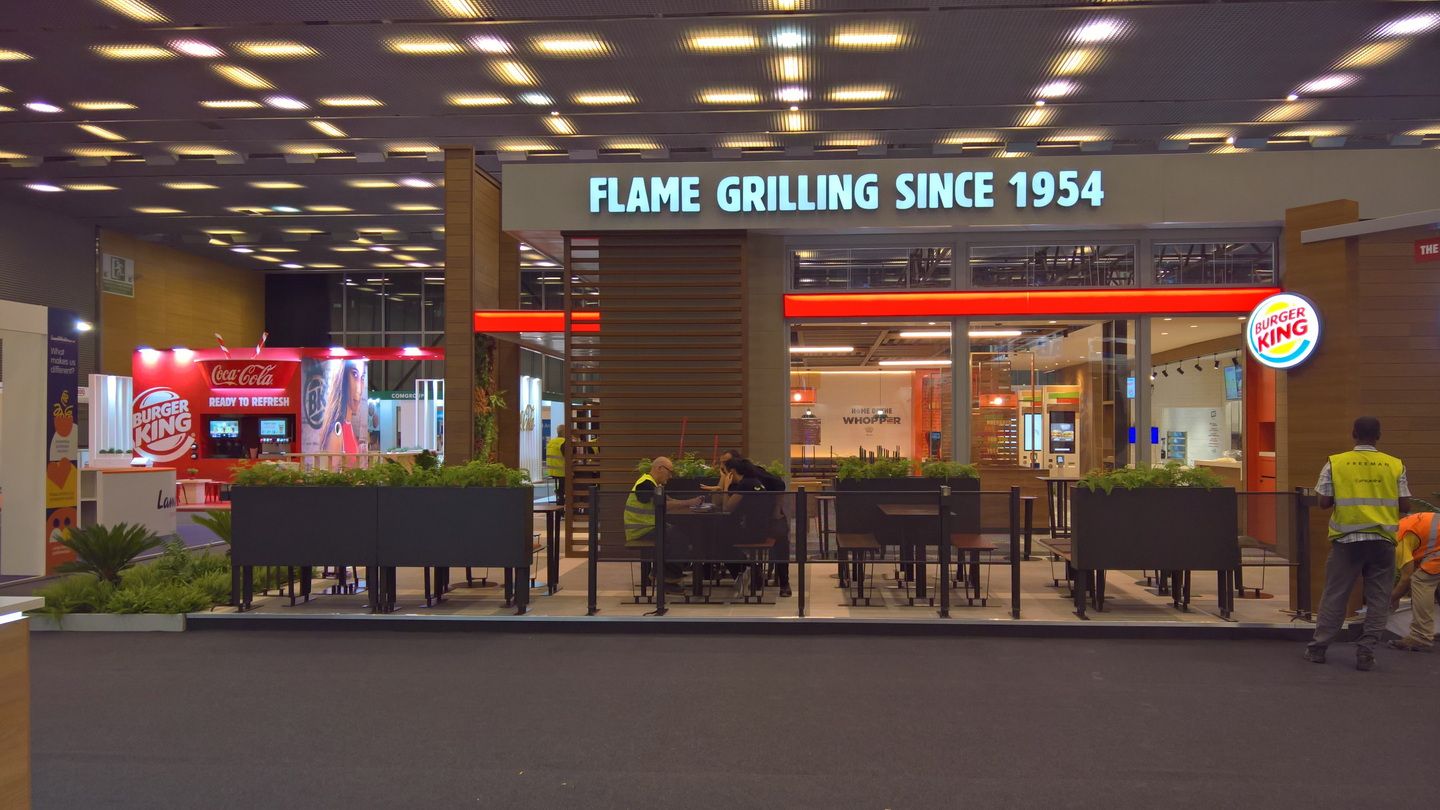 Fachada de restaurante con acceso y gráfica Burger King — Burger King · CCIB