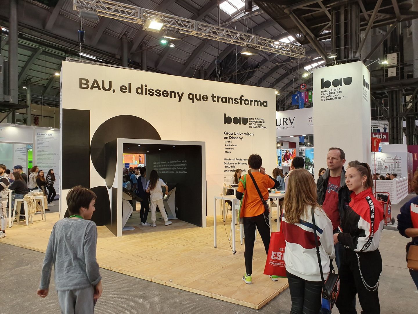 Stand de BAU con visitantes en feria. BAU, Saló de l’Ensenyament 2019, Barcelona.