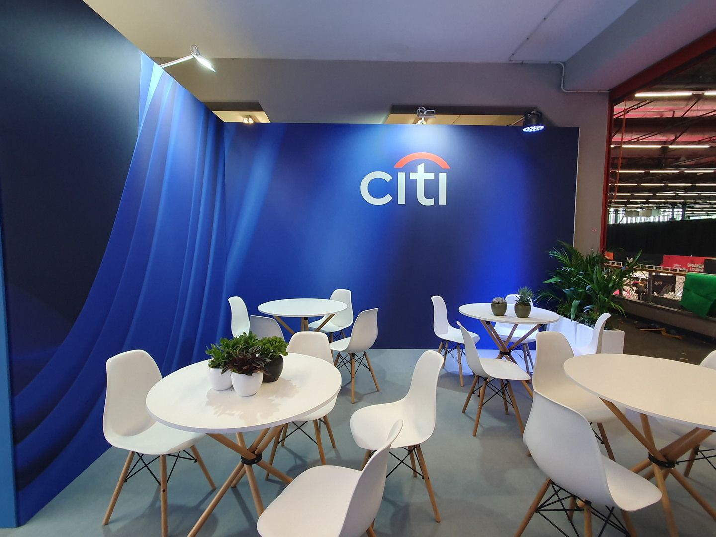 Perspectiva del stand de Citi en Money20/20 Amsterdam 2024 con zona de reuniones y branding corporativo