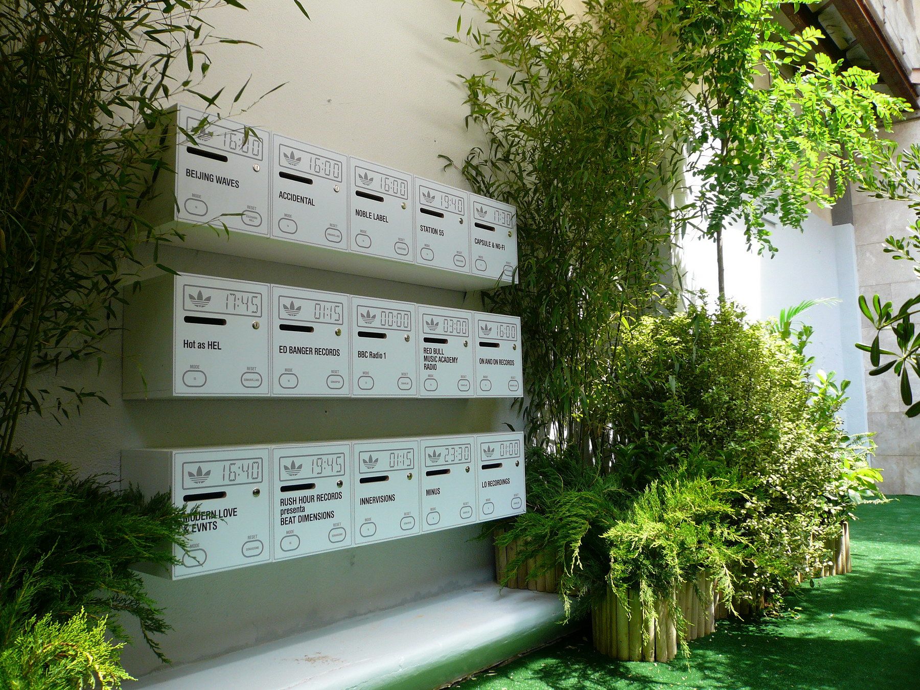 Paneles gráficos integrados en un muro vegetal — Adidas · Sónar Barcelona