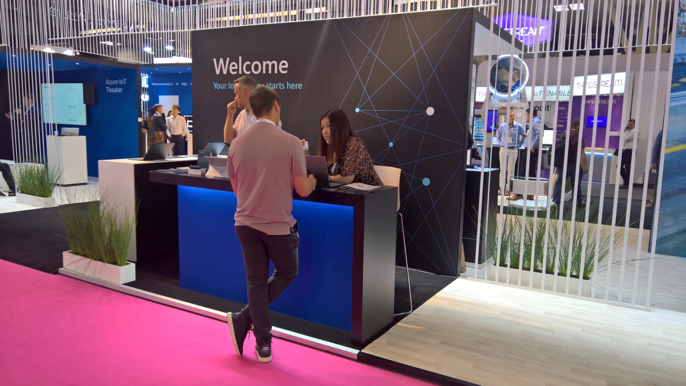 Mostrador de recepción del stand de Microsoft Azure · IoT 2018