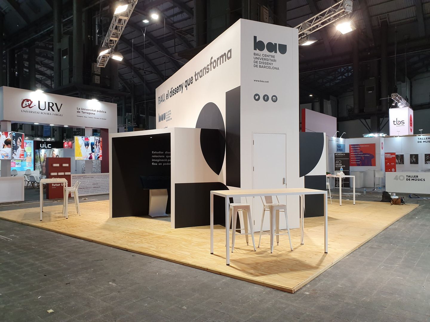 Perspectiva del stand y mesas de consulta. BAU, Saló de l’Ensenyament 2019, Barcelona.