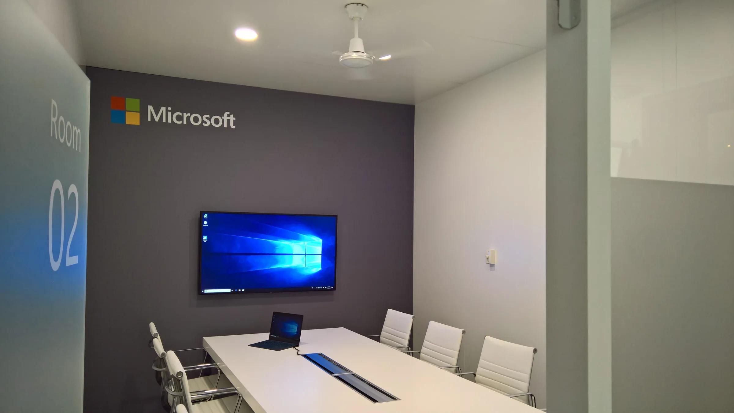 Sala privada de reunión con mesa y pantalla · ITXPO 2018
