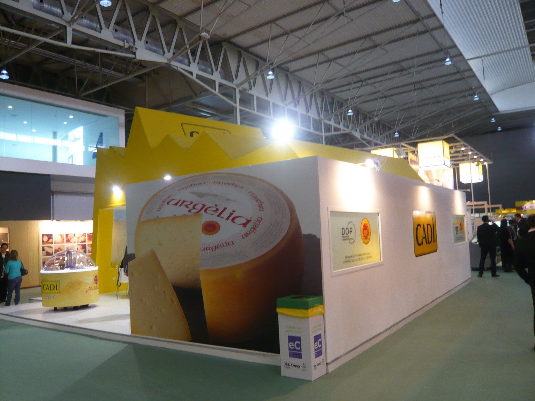 Cheese graphics integrated into the external volume — Quesos Cadí · Alimentaria