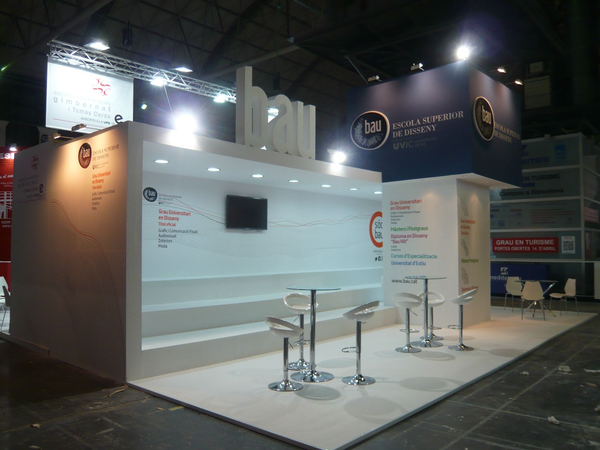 Perspectiva del stand con pantallas integradas. BAU, Saló de l’Ensenyament 2013, Barcelona.