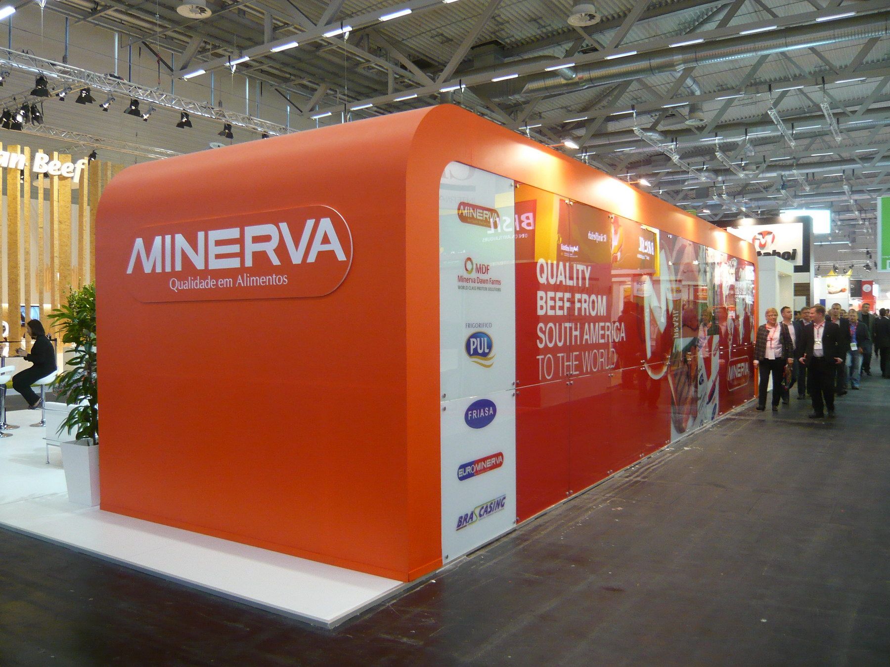 Fachada gráfica naranja de Minerva Foods — Minerva