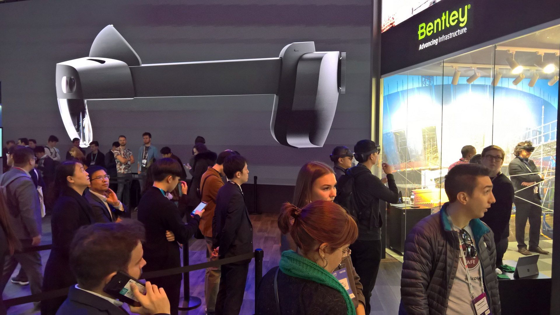 Visitantes en la zona HoloLens bajo un elemento suspendido — Microsoft — MWC Barcelona