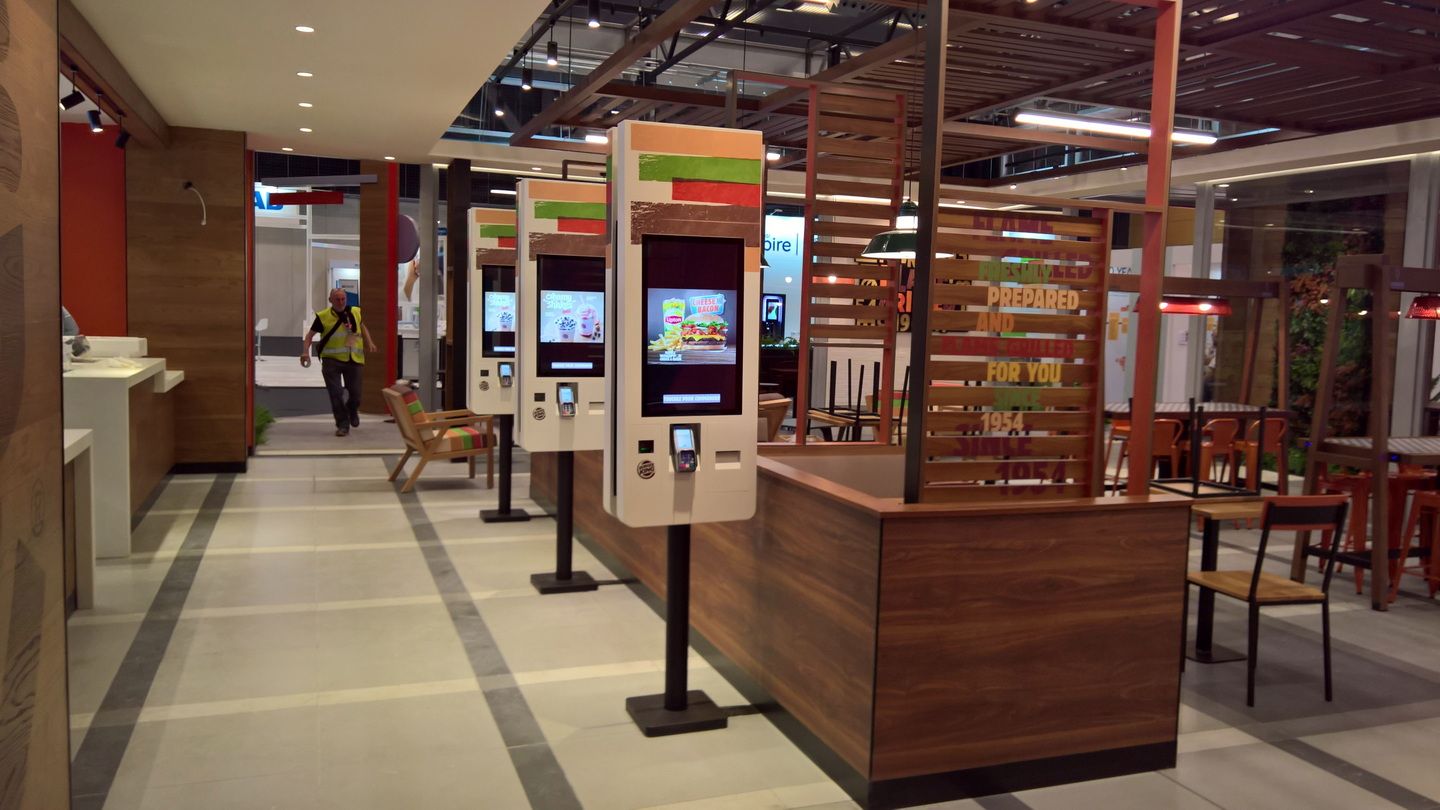 Terminales digitales y mostradores en el recorrido del restaurante — Burger King · CCIB