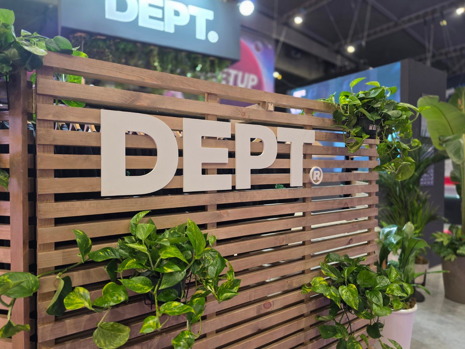 DEPT®: stand en Shoptalk Europe 2025, Barcelona, en colaboración con Spiro. Vista 3.