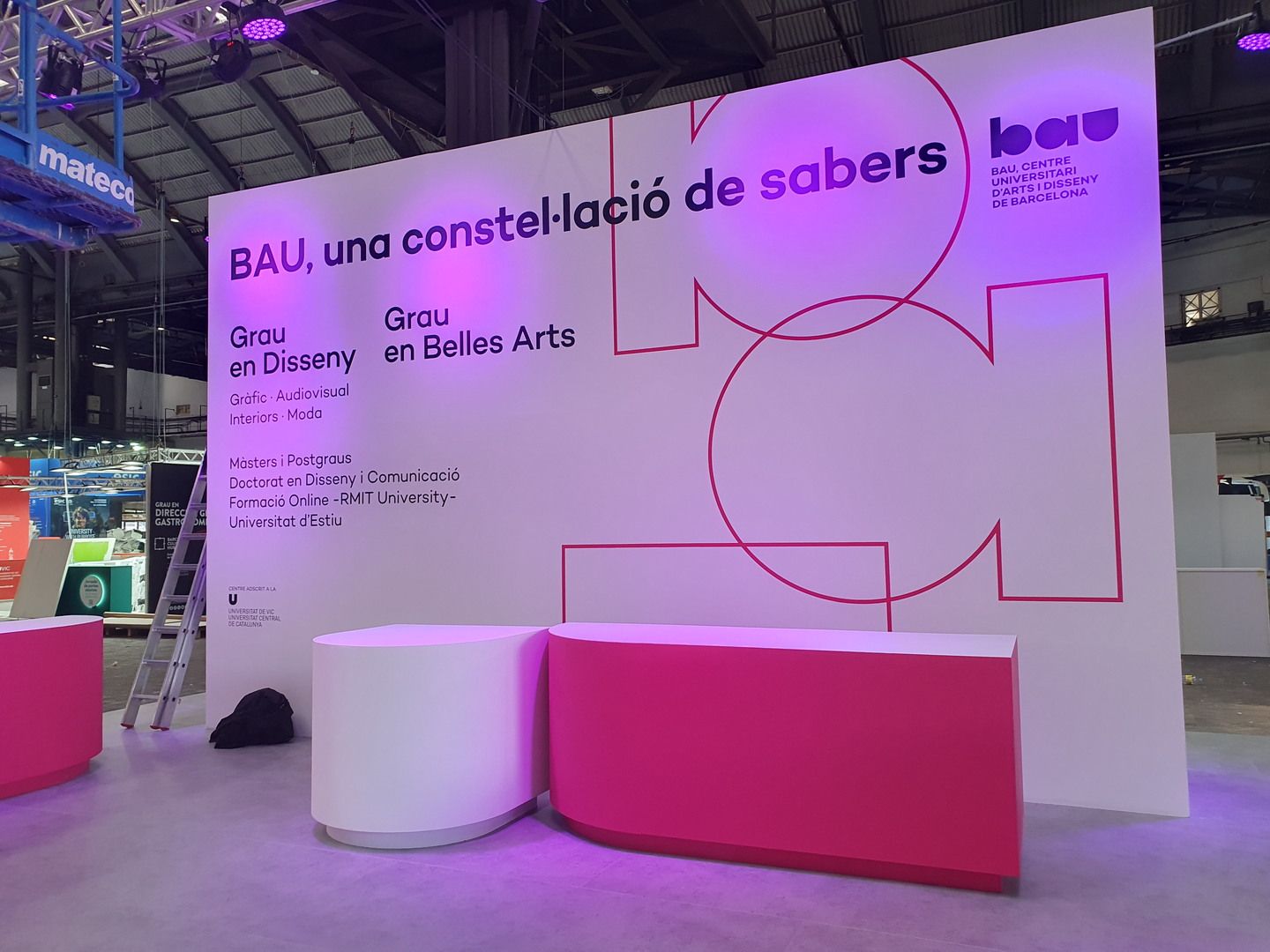 Graphic wall and curved volumes. BAU, Saló de l’Ensenyament 2024, Barcelona.