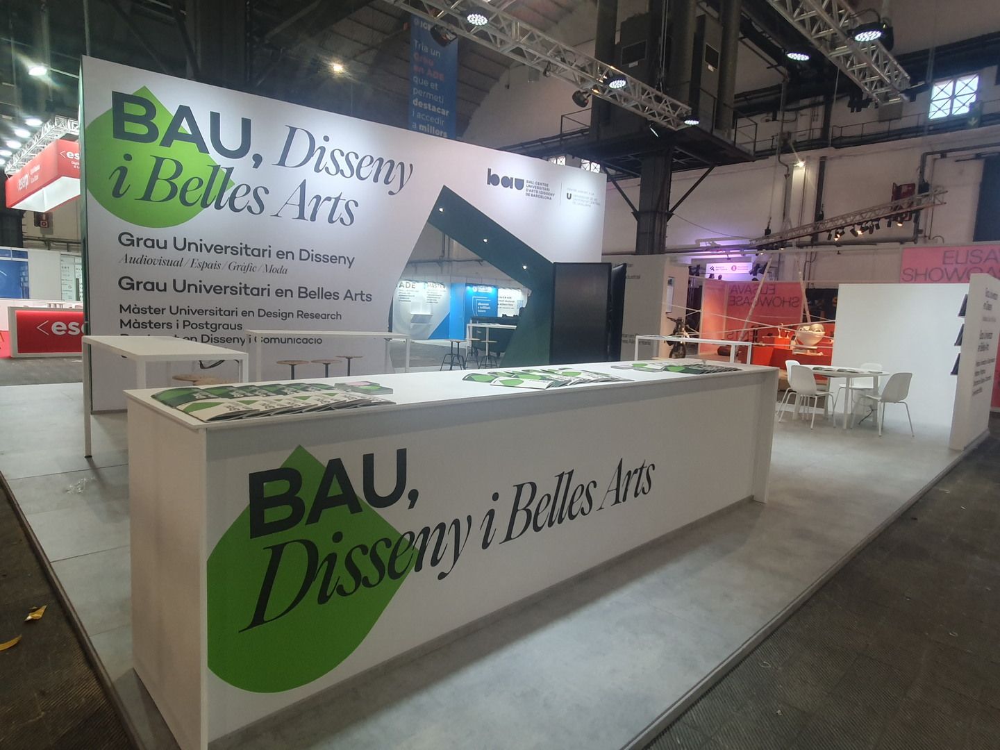 Mostrador y pared de marca de BAU. BAU, Saló de l’Ensenyament 2025, Barcelona.