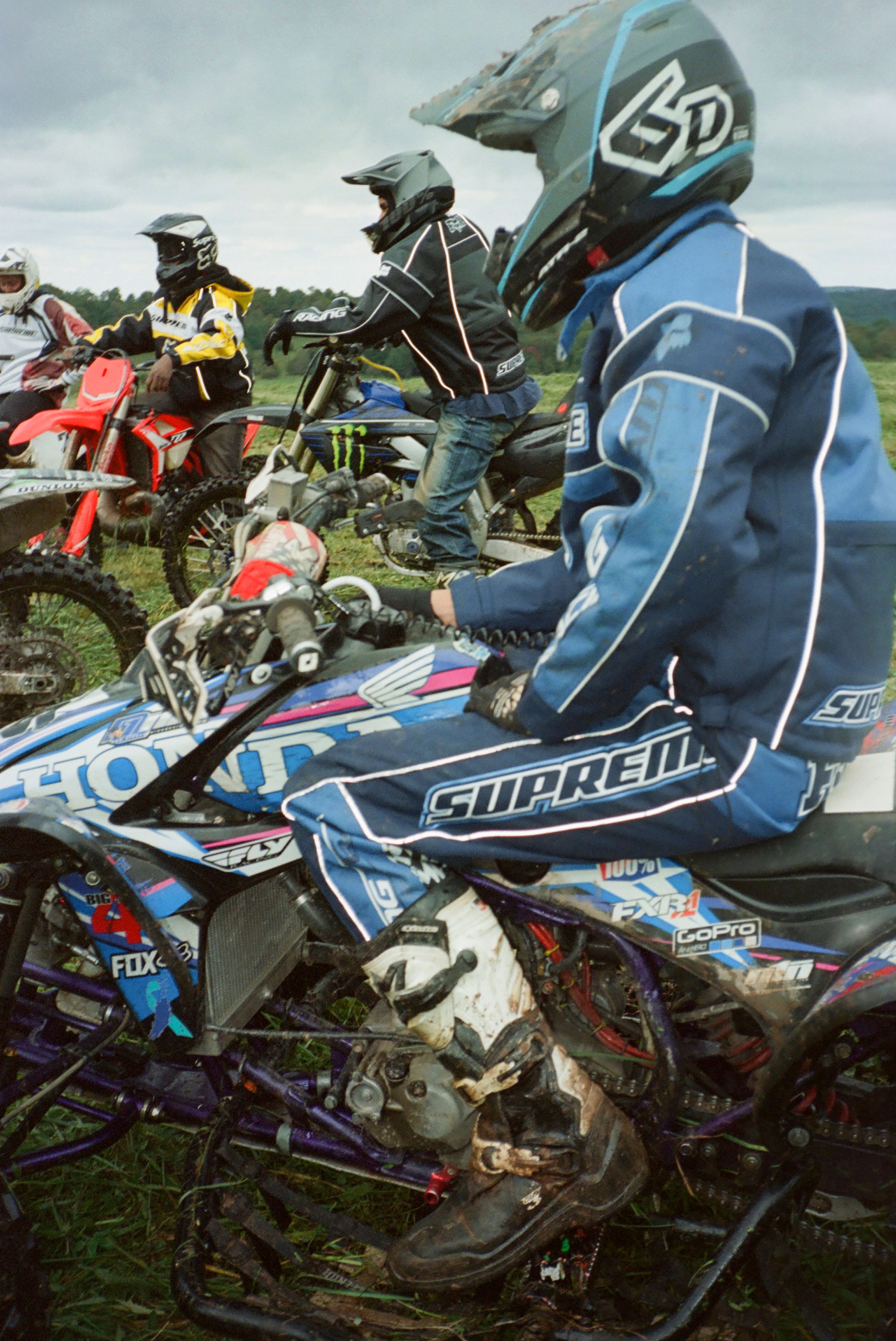 Supreme Fox Racing イエロー グリップ Supreme x Fox Racing Fall 2023 Collaboration | Hypebeast