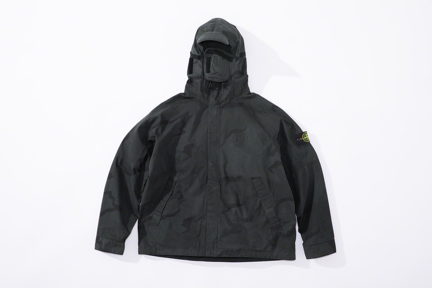 Water resistant brushed cotton canvas with printed pattern and pigment overdye. Fixed hood with rigid visor and velcro side flaps. (21/47)