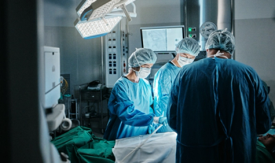 3 surgeons in operating