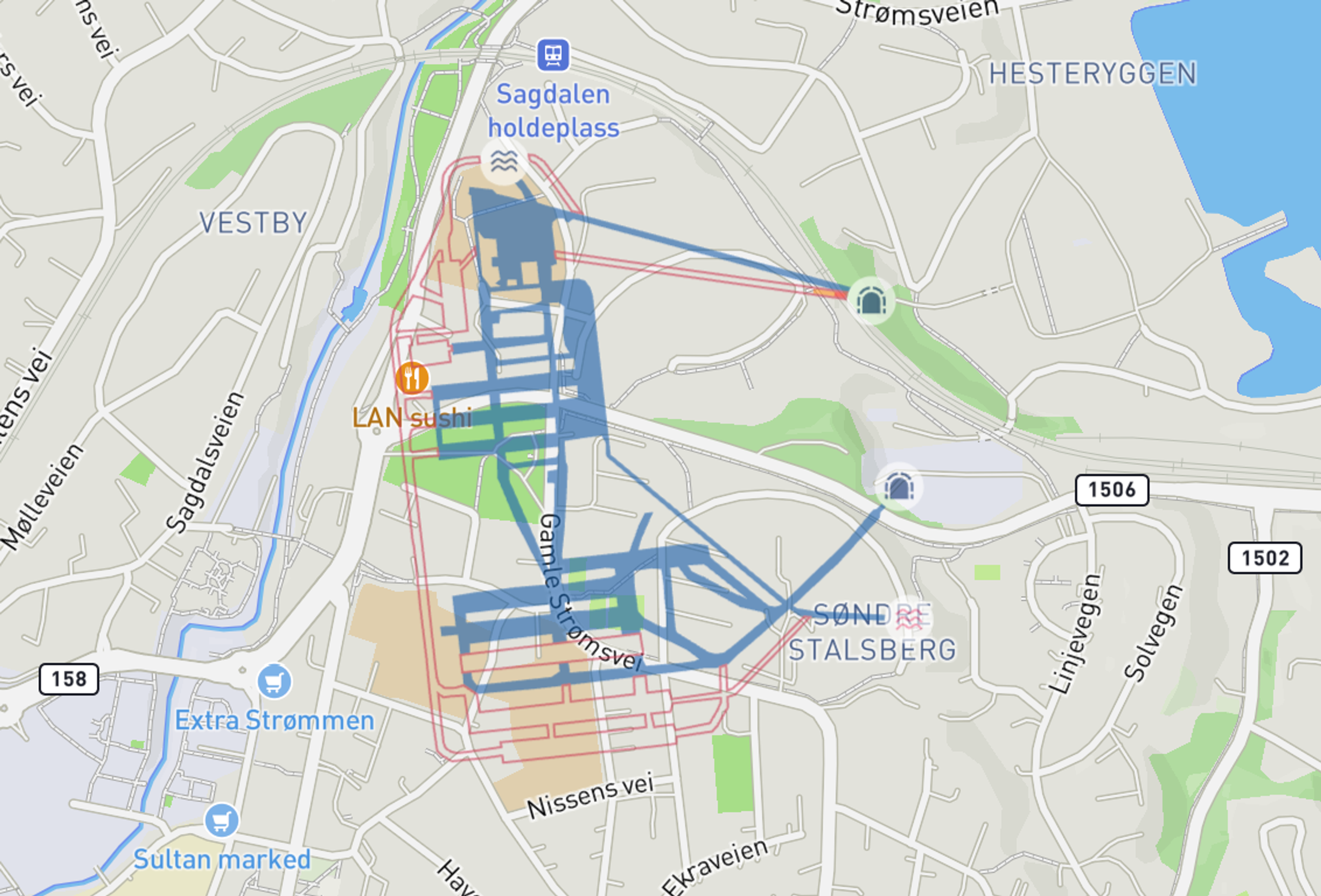 Dette er et kart over Strømmen som viser blå gangveier, viktige landemerker som Strømmen videregående skole, Strømmen kirke og tennisbaner. Kartet inkluderer også tunneler og vannveier markert med symboler, samt røde linjer som indikerer andre ruter.