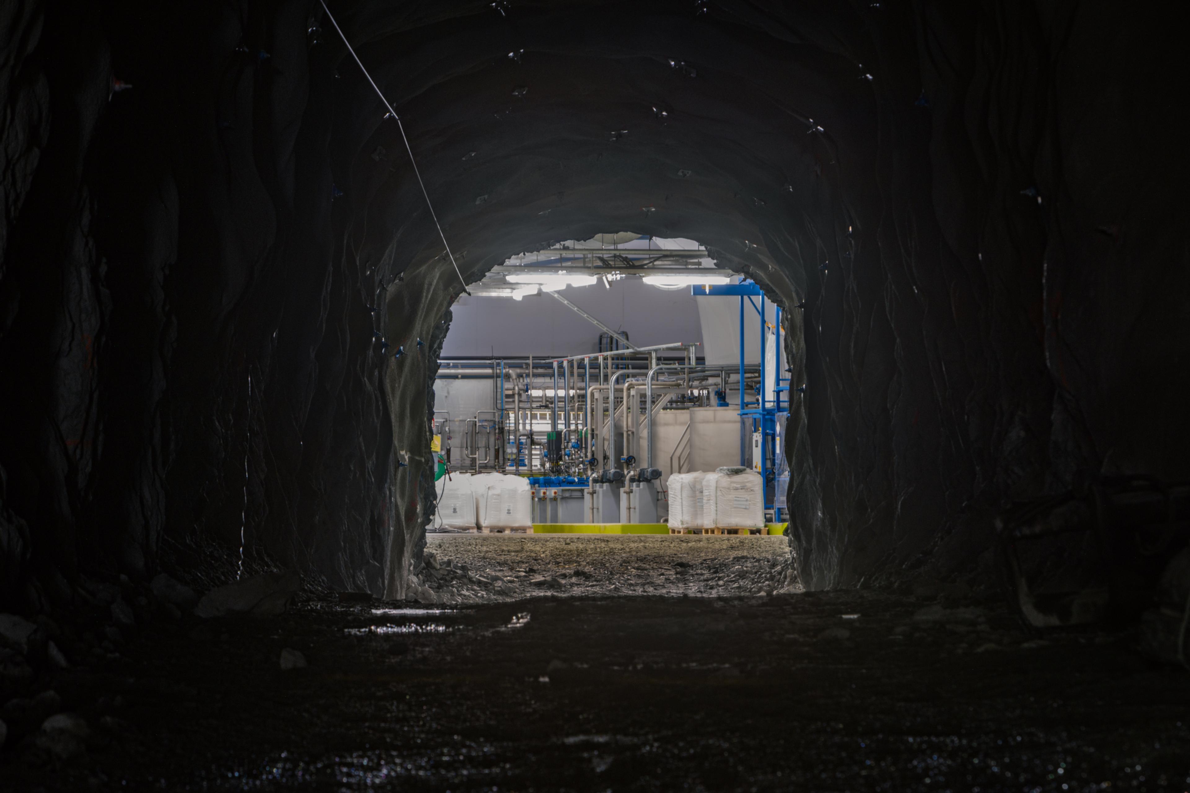 Tunnelåpning, hvor man skimter et renseanlegg innenfor åpningen.
