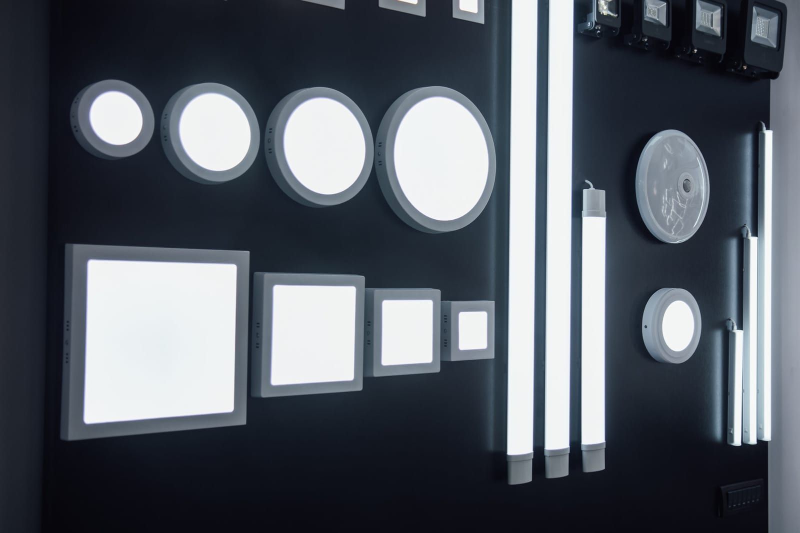Izložbeni zid sa LED panelima, LED cevima i reflektorima različitih dimenzija