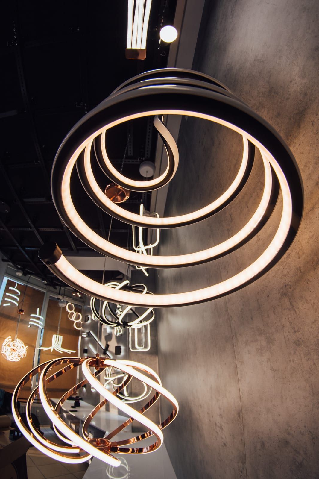 Veliki crni spiralni LED luster u salonu rasvete