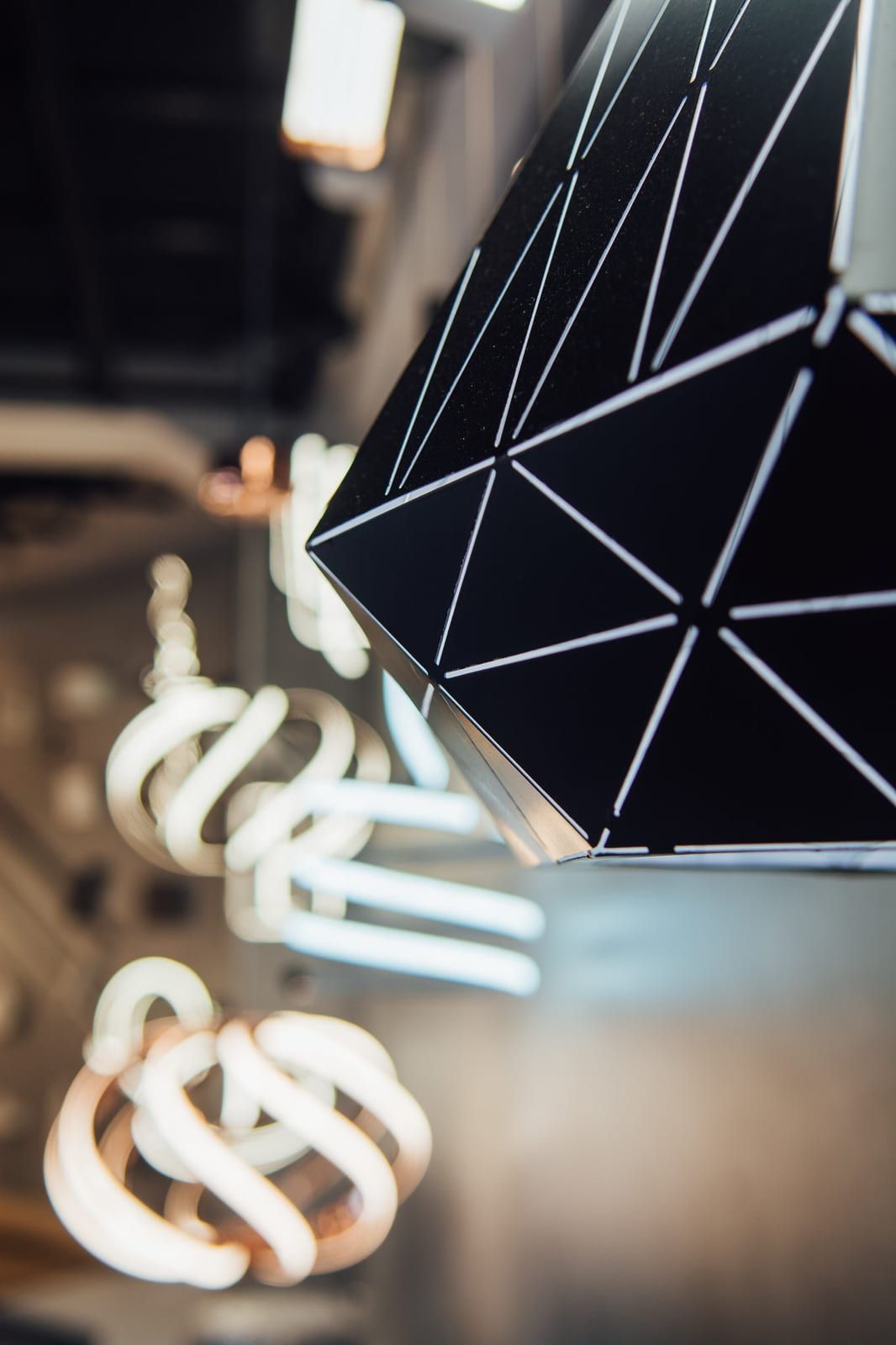 Crna geometrijska visilica sa fasetiranim senilom