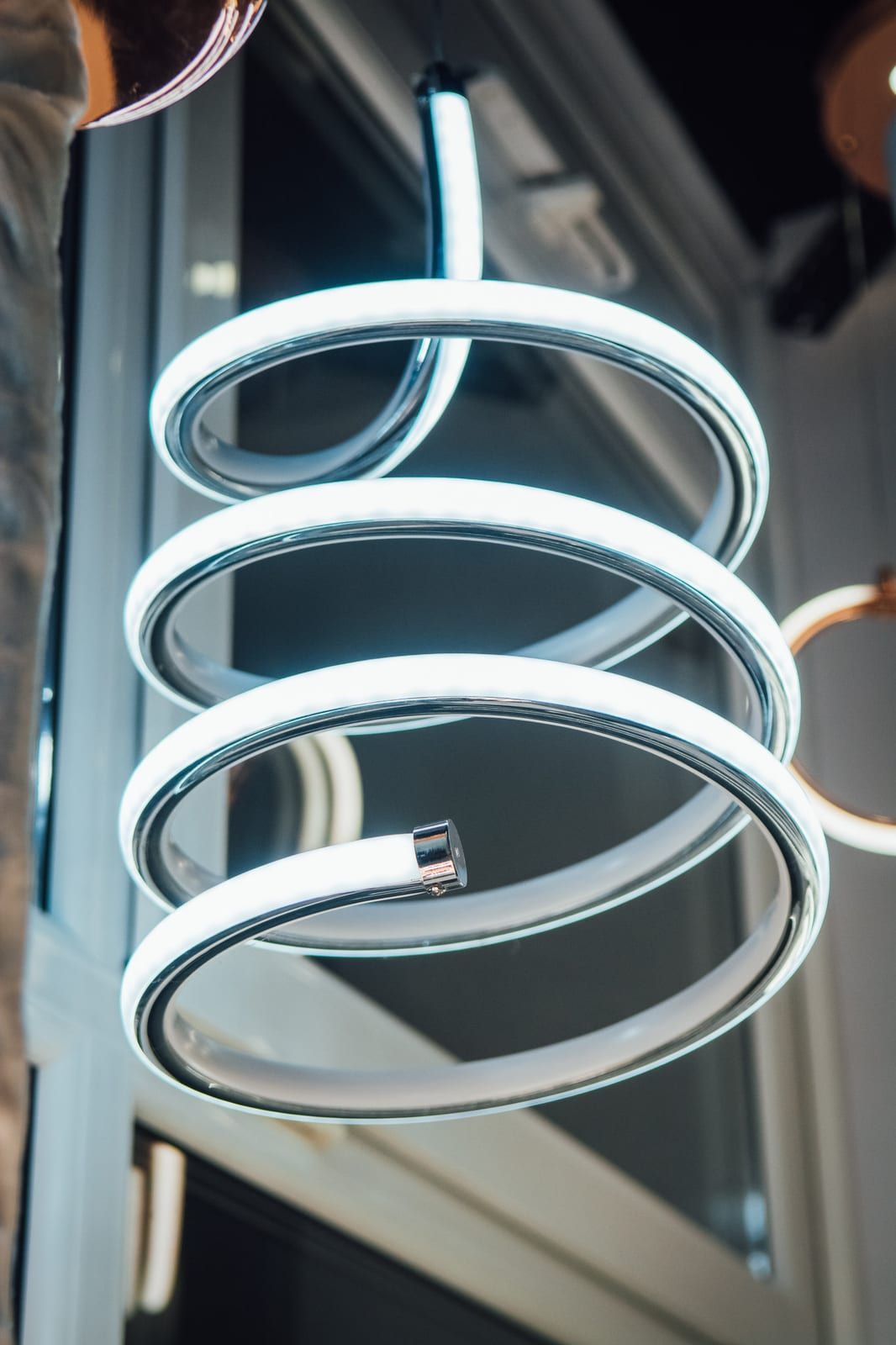 Hromirana spiralna LED visilica