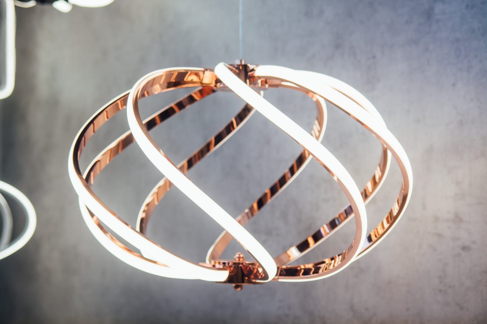 LED visilica sa spiralnim prstenovima u boji ružičastog zlata