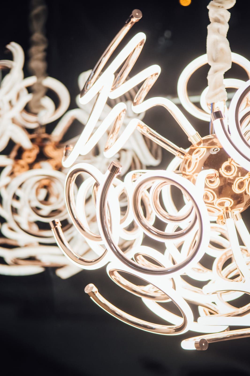 Bakarni luster sa spiralnim LED cevima, detalj