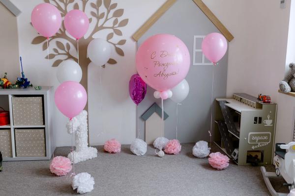 Salón decorado con globos y telas en tonos pastel