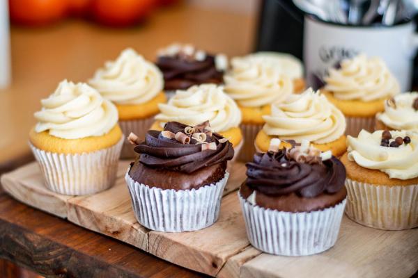 Mesa de dulces con cupcakes y galletas decoradas
