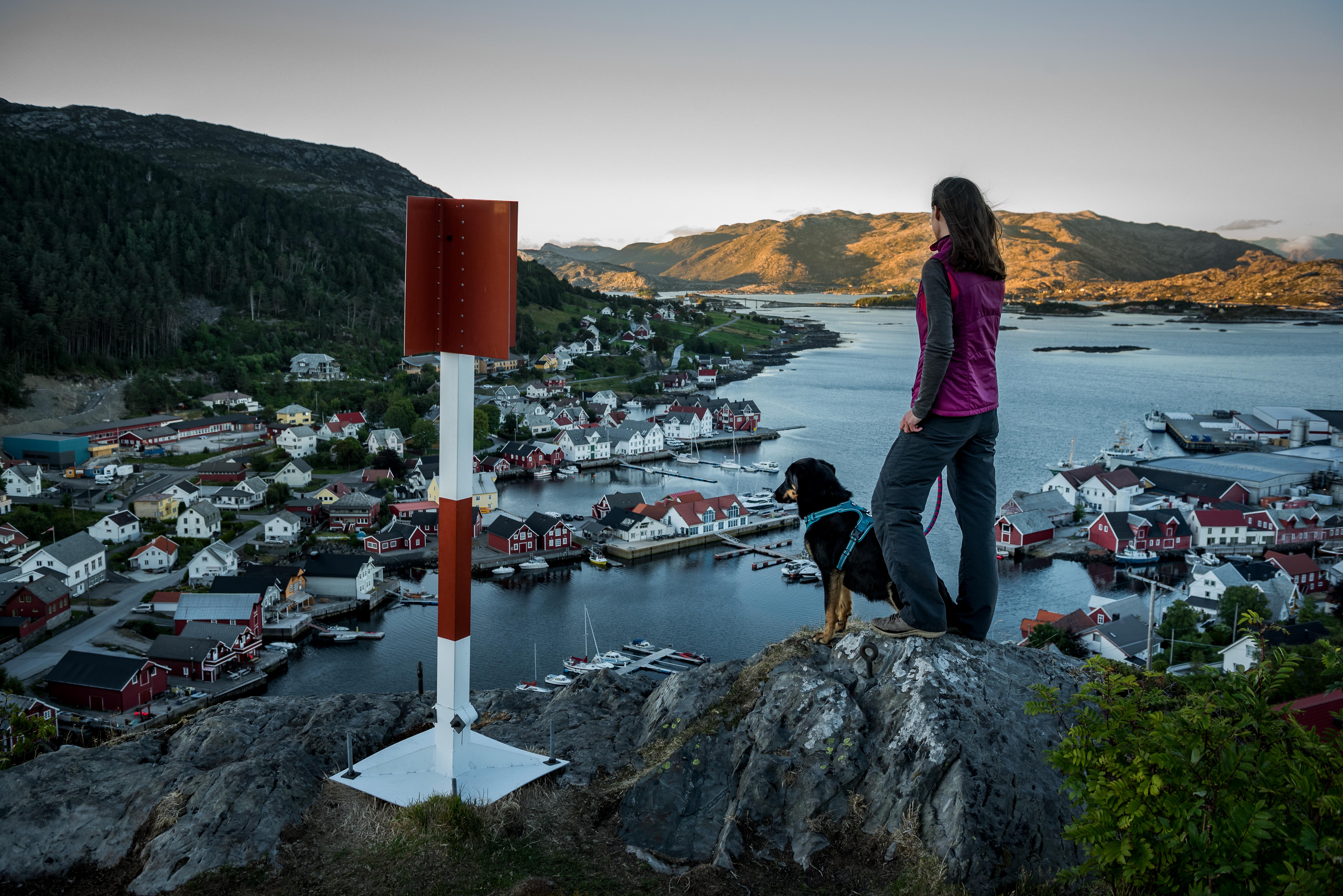 Utsikt over Kalvåg. dame med hund