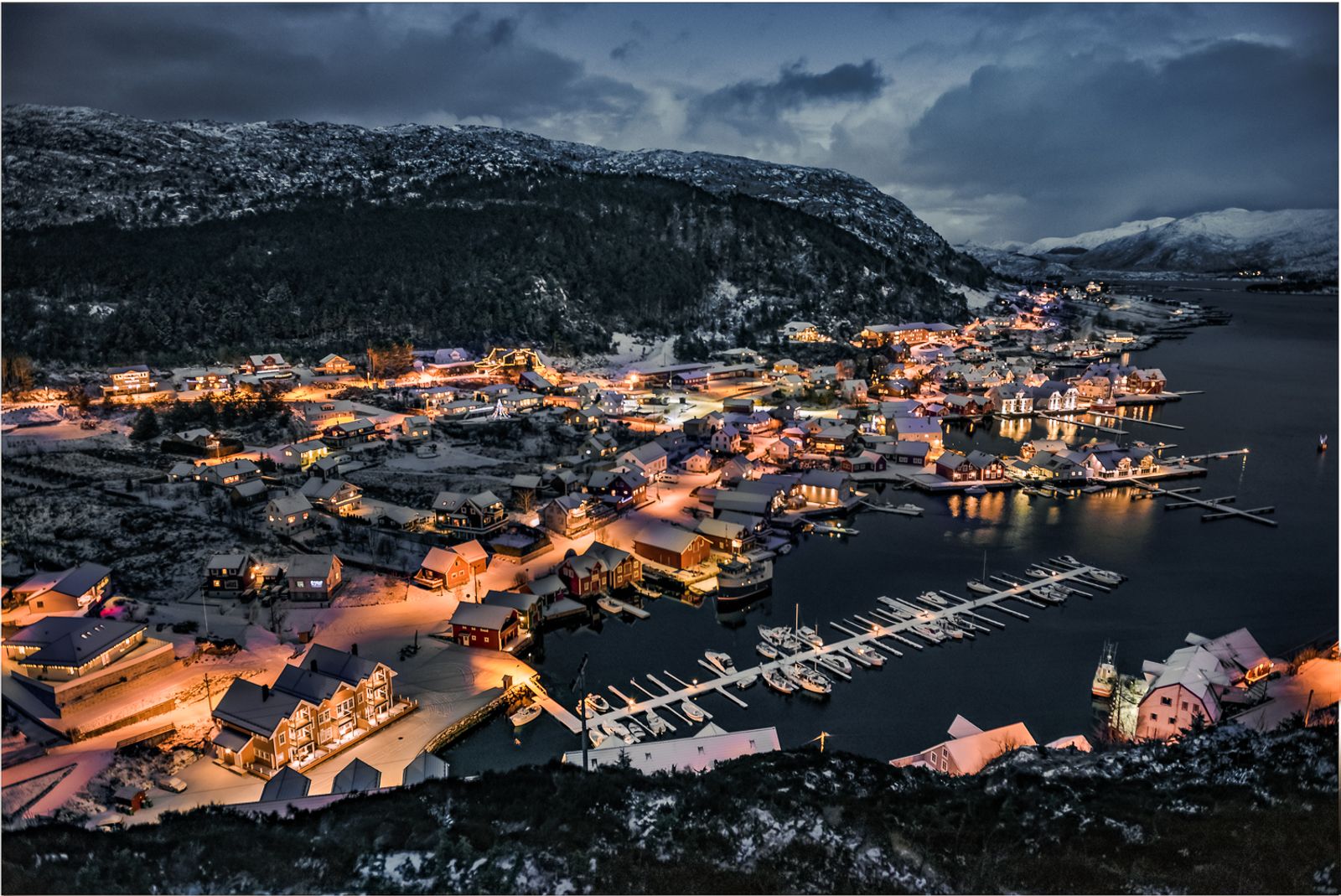 Idyllic wooden houses along the harbor at Knutholmen