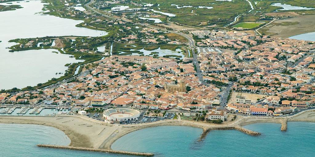 Vue de Saintes-Maries-de-la-Mer en Camargue, village — road trip van France