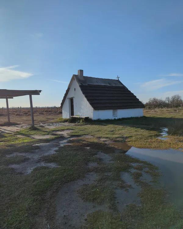 Vue de Mas du Pont de Rousty en Camargue, culturel — road trip van France