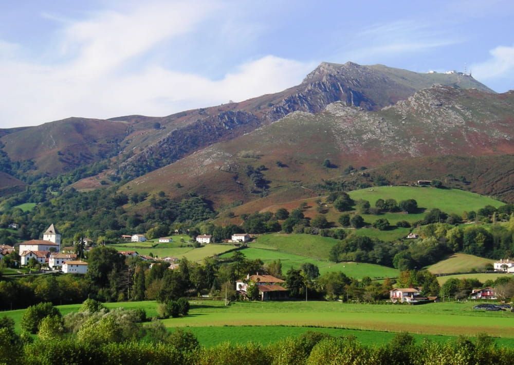 Vue de La Rhune en Pays Basque, Montagne — road trip van France